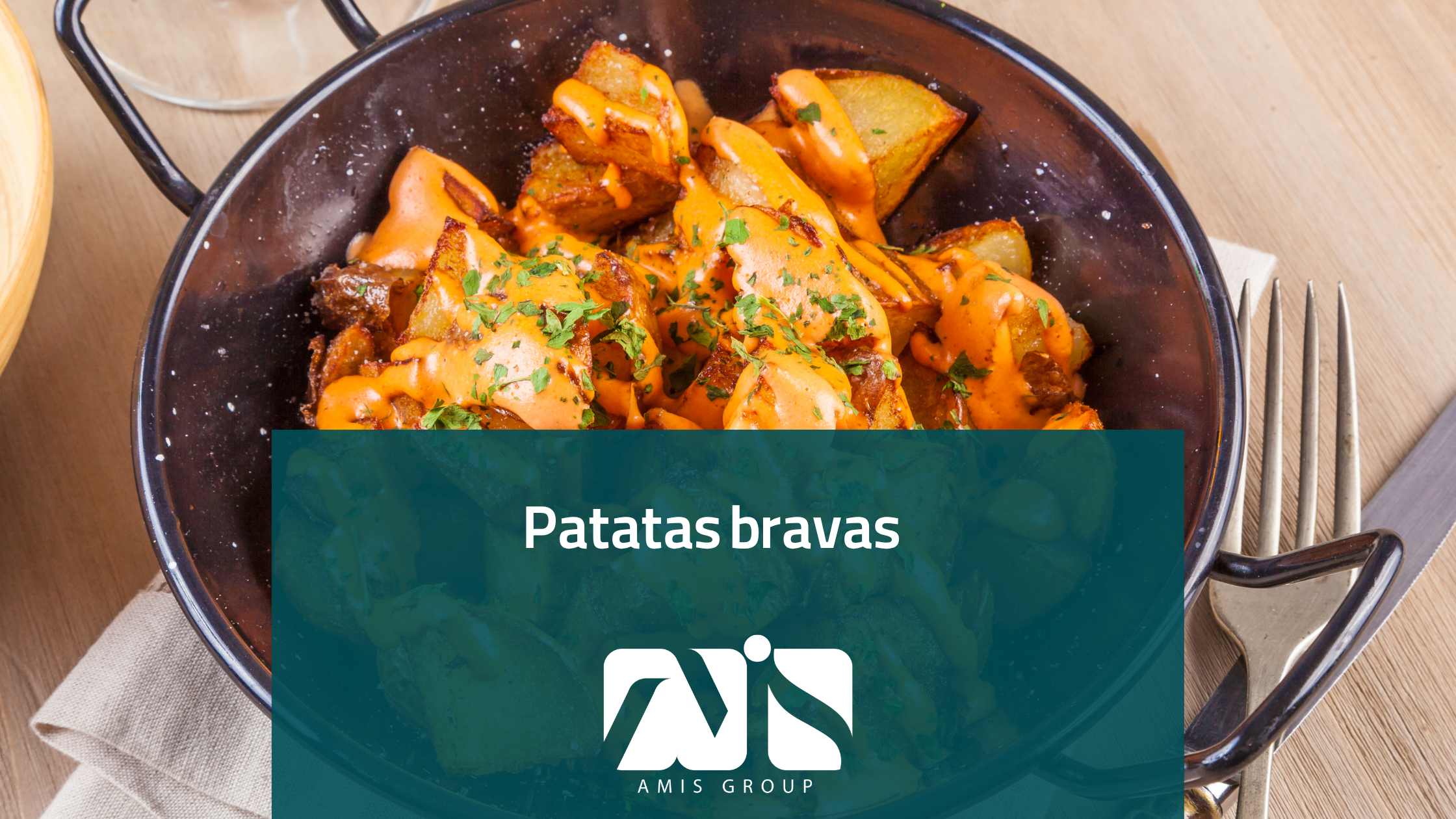 این عکس بیانگر Patatas bravas؛ یکی از معروف ترین غذاهای اسپانیا است.